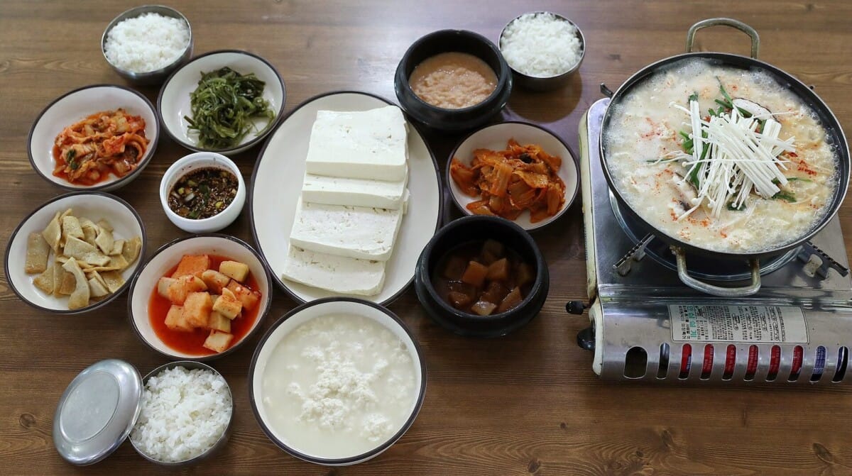 강릉 초당동에서 차려진 초당순두부 백반 한상과 순두부 전골
