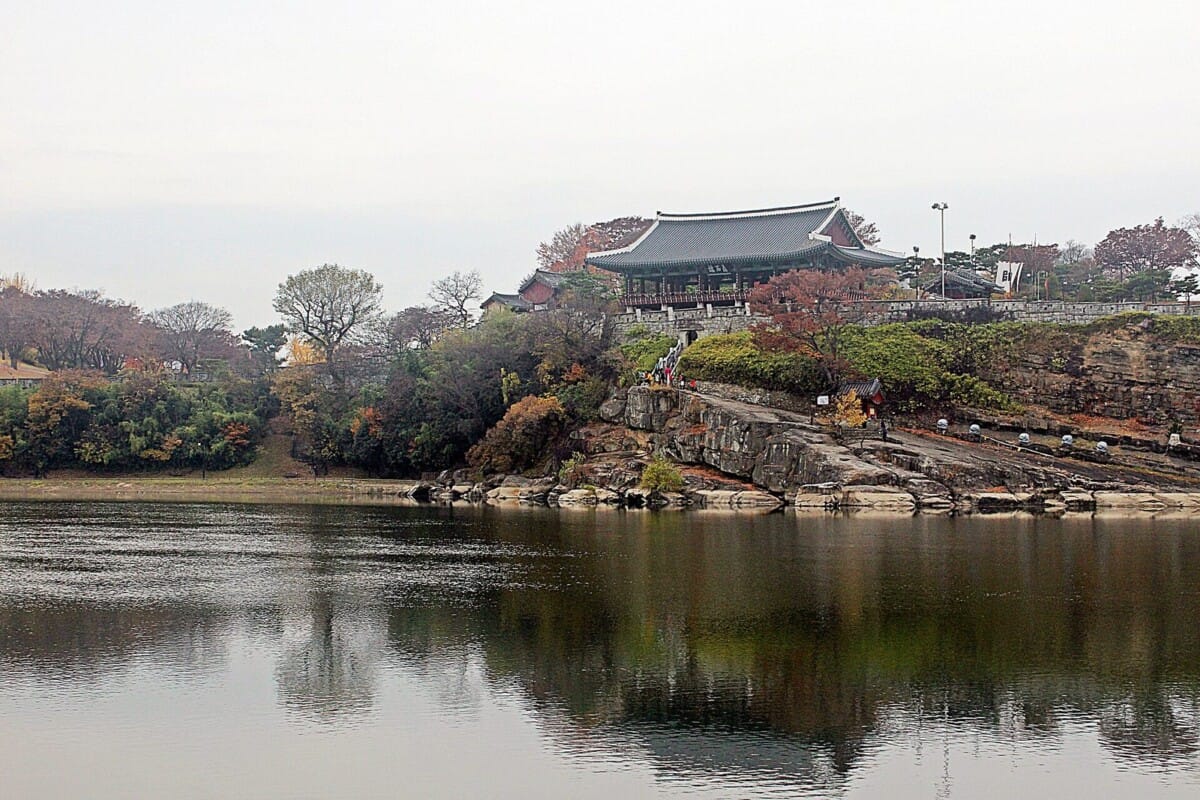 남강 건너에서 바라본 진주성 촉석루와 가을빛 나무