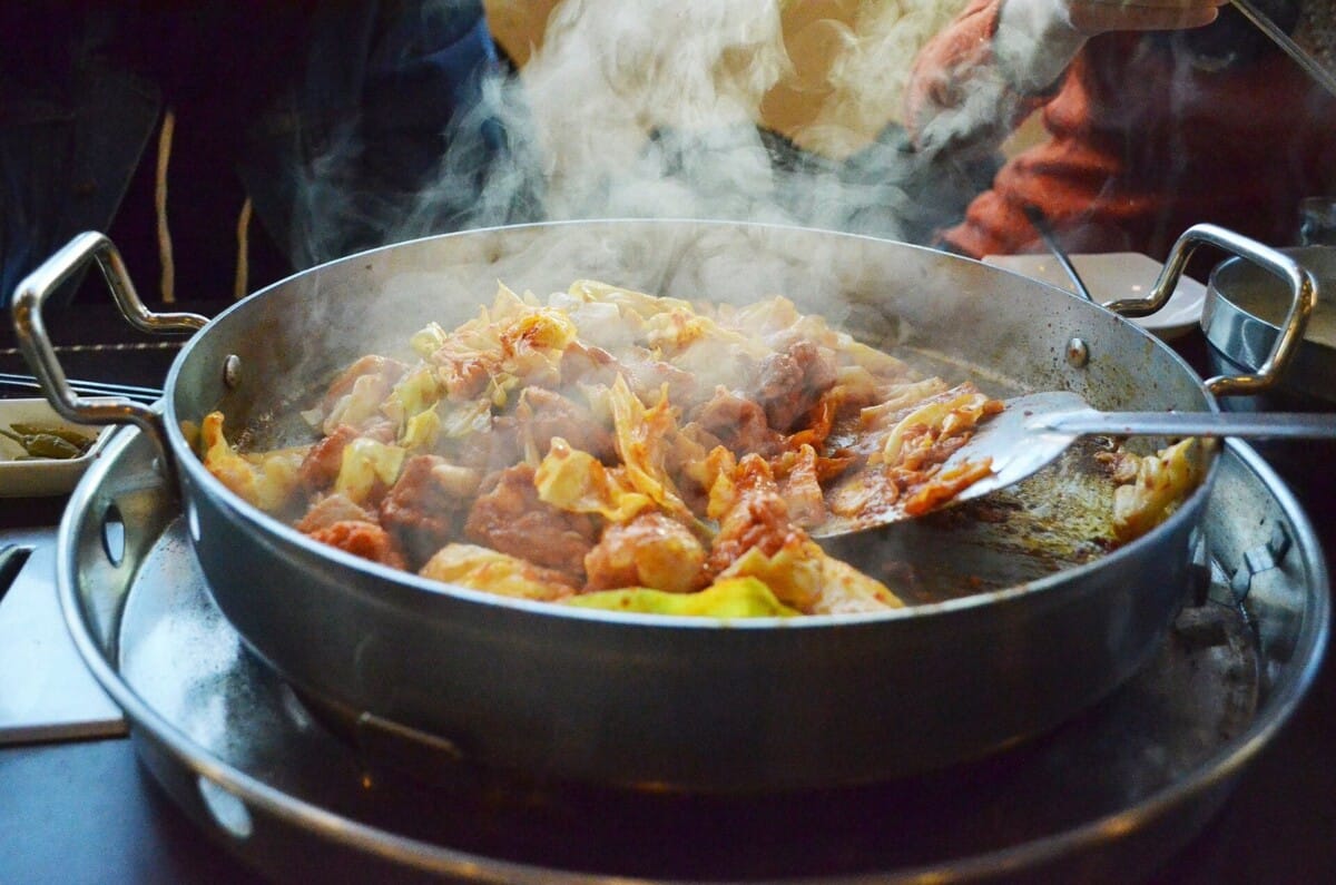 철판 위에서 양배추와 함께 볶이는 춘천 닭갈비