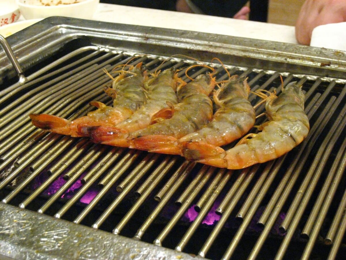 불판 위에서 구워지는 가을 제철 대하구이