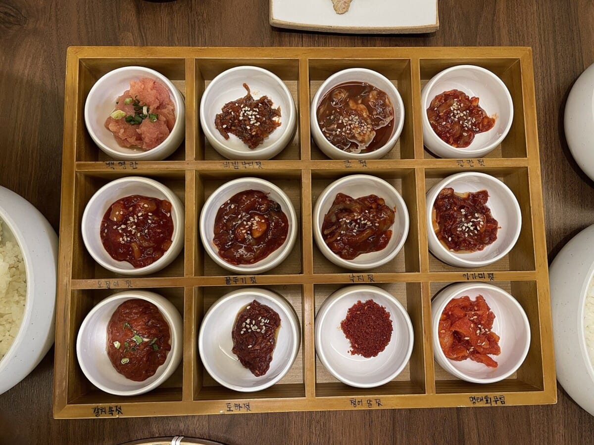 종류별로 담아 낸 젓갈 열두 가지 상차림