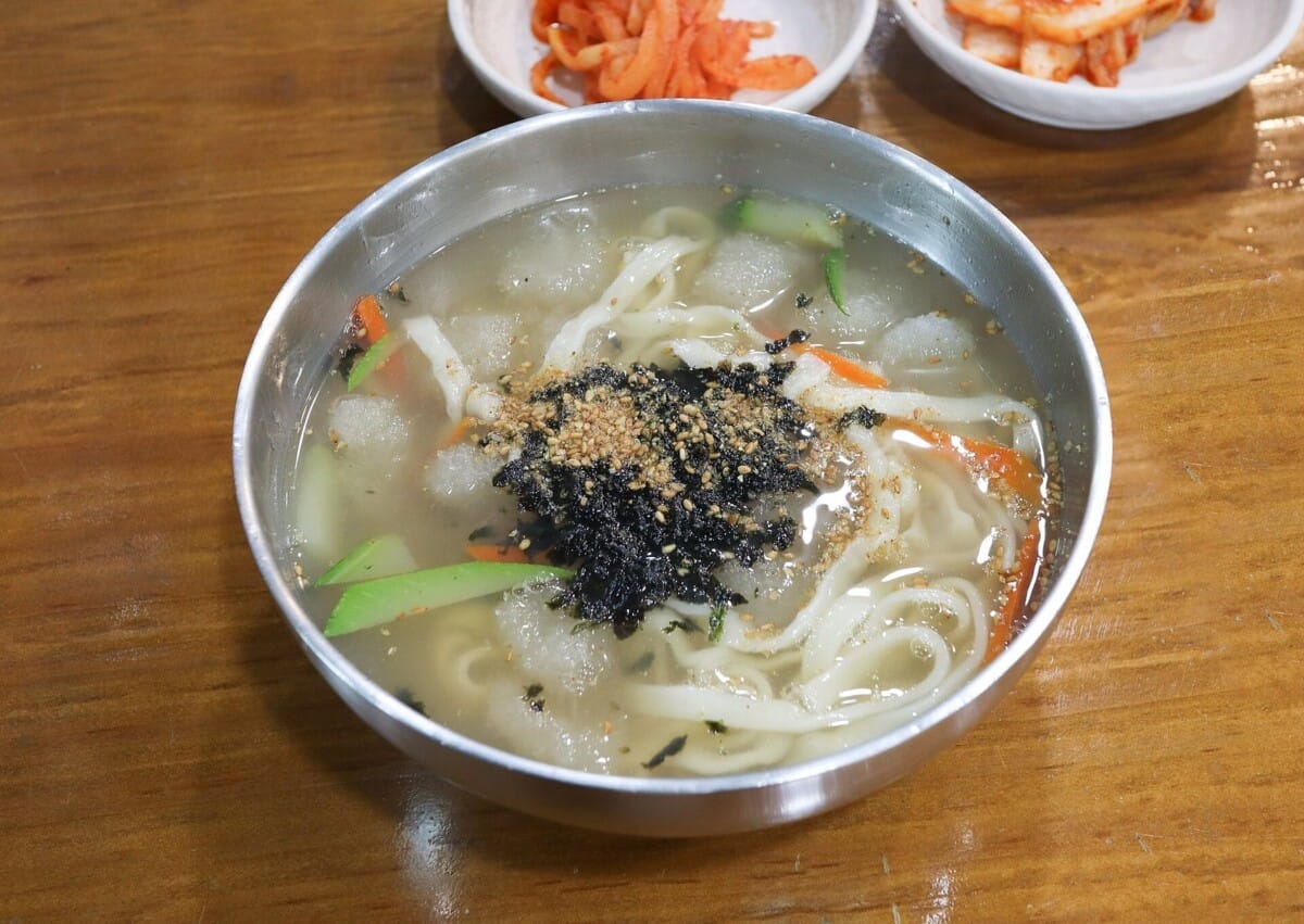 강릉 감자옹심이와 칼국수를 함께 담은 한 그릇