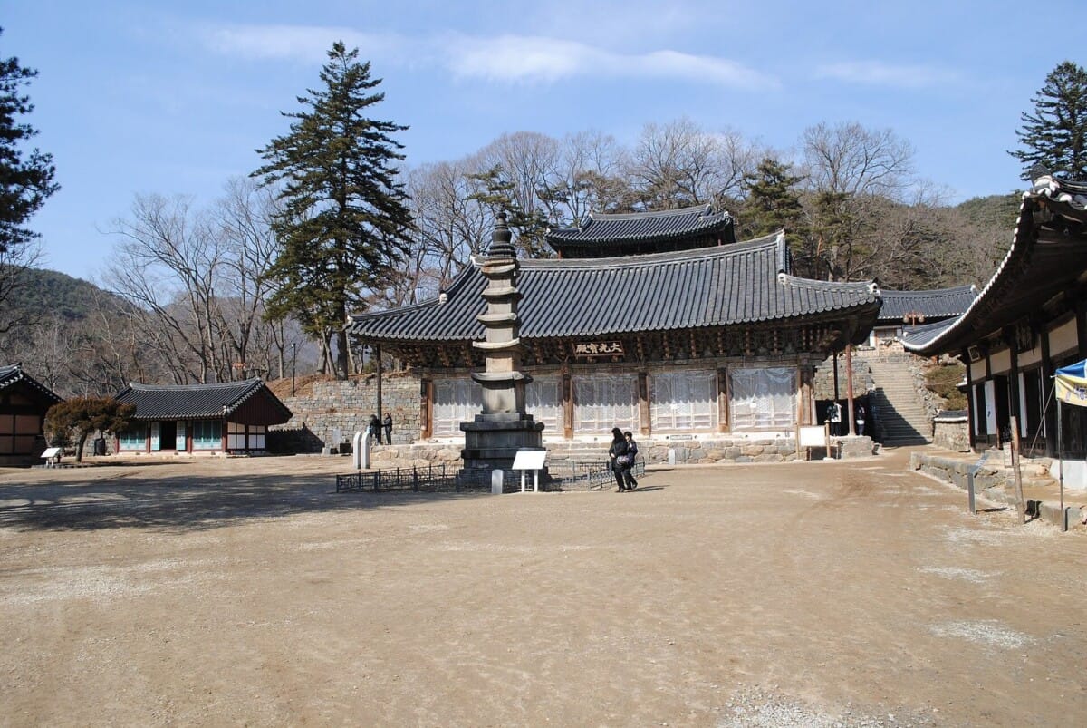 공주 마곡사 대광보전과 오층석탑이 보이는 경내 전경