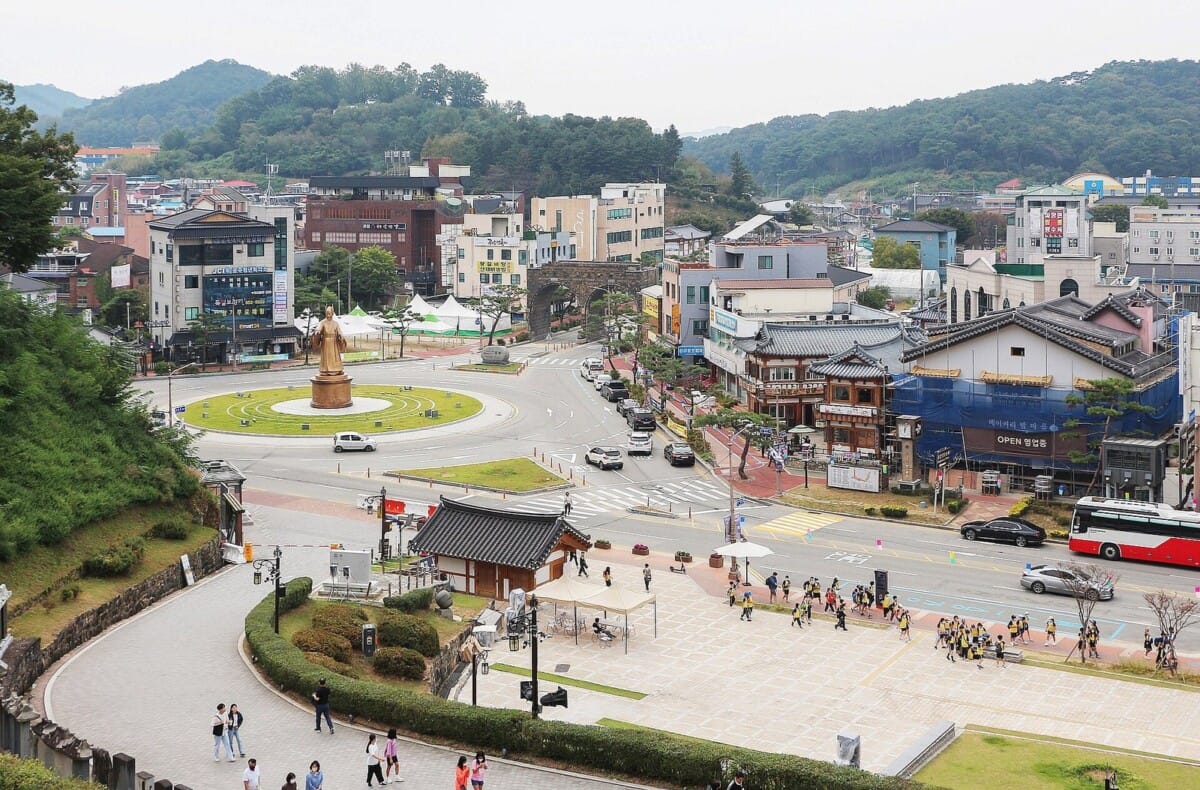 공산성에서 내려다본 공주 왕도심 거리와 무령왕 동상
