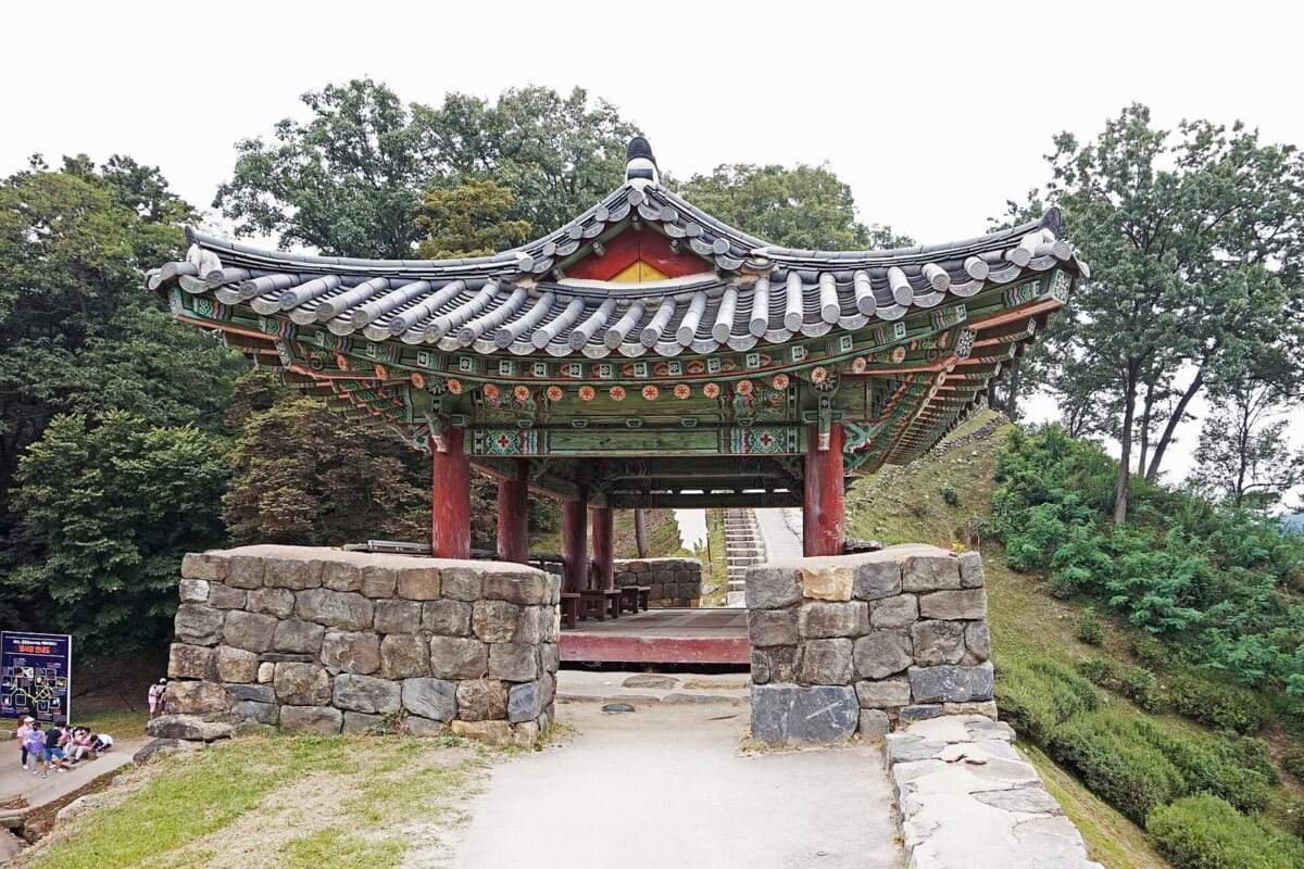 공주 공산성 성곽 위 정자, 백제문화제 야간 실경공연이 열리는 장소