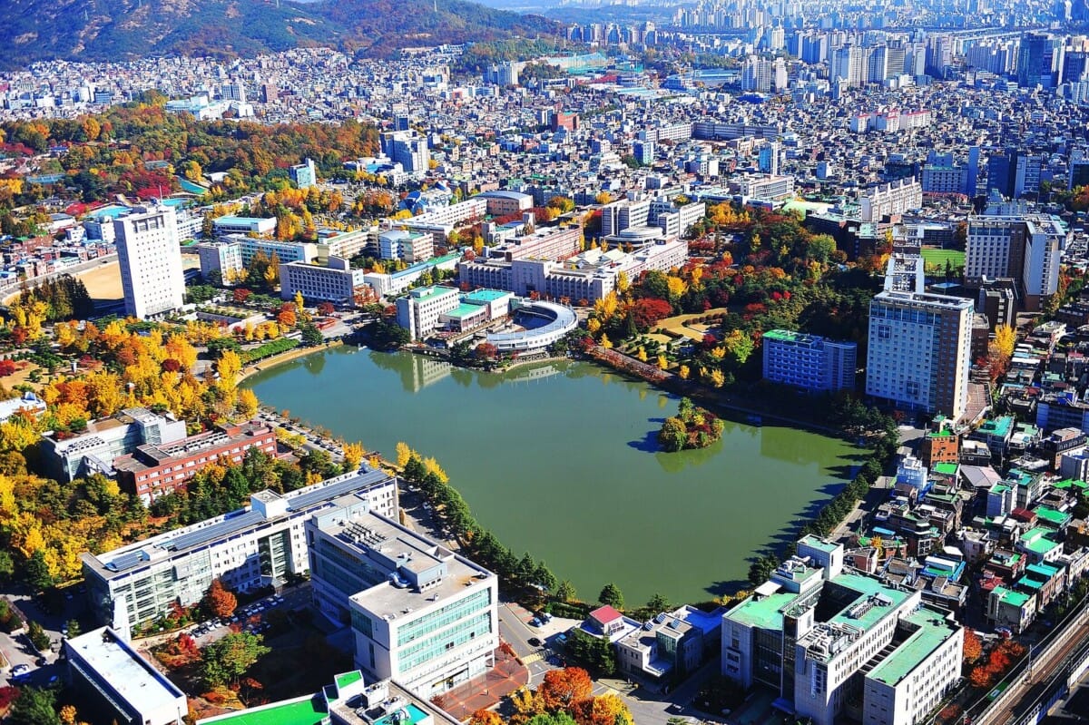 2학기 국가장학금 신청 시기인 가을 대학 캠퍼스 전경