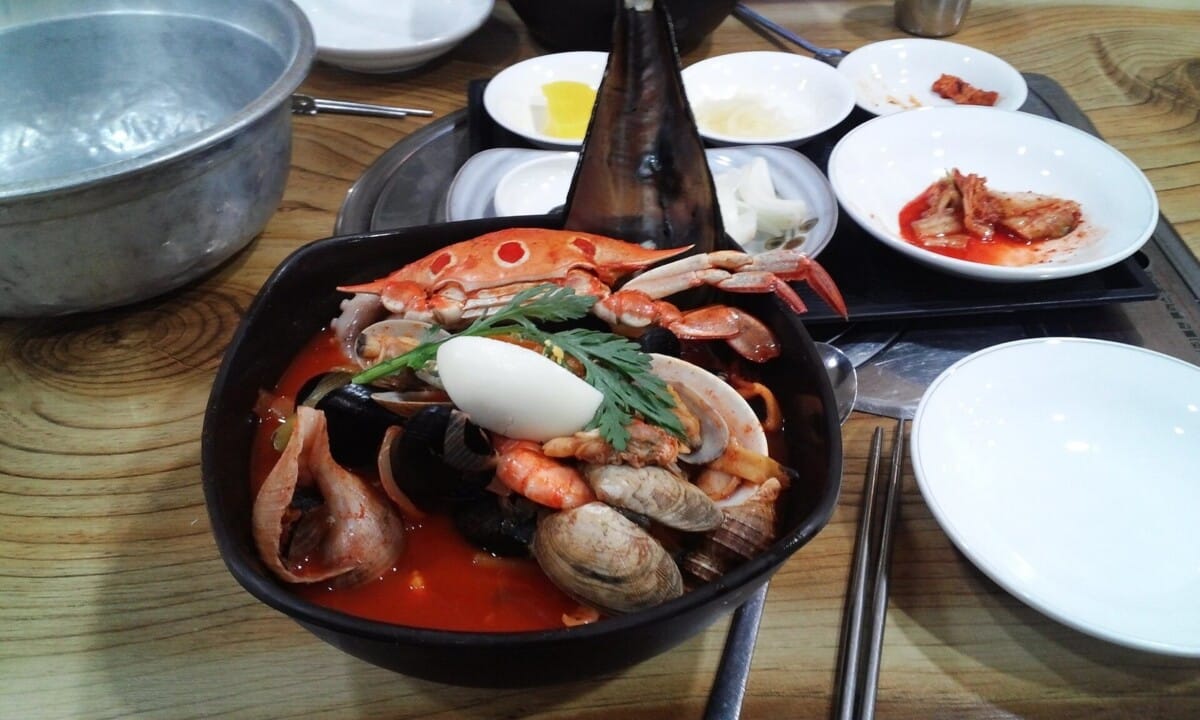 게와 조개가 올라간 해물 짬뽕