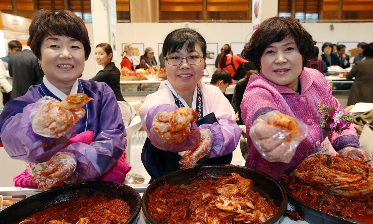 김치 축제 행사장에서 김장을 담그는 참가자들