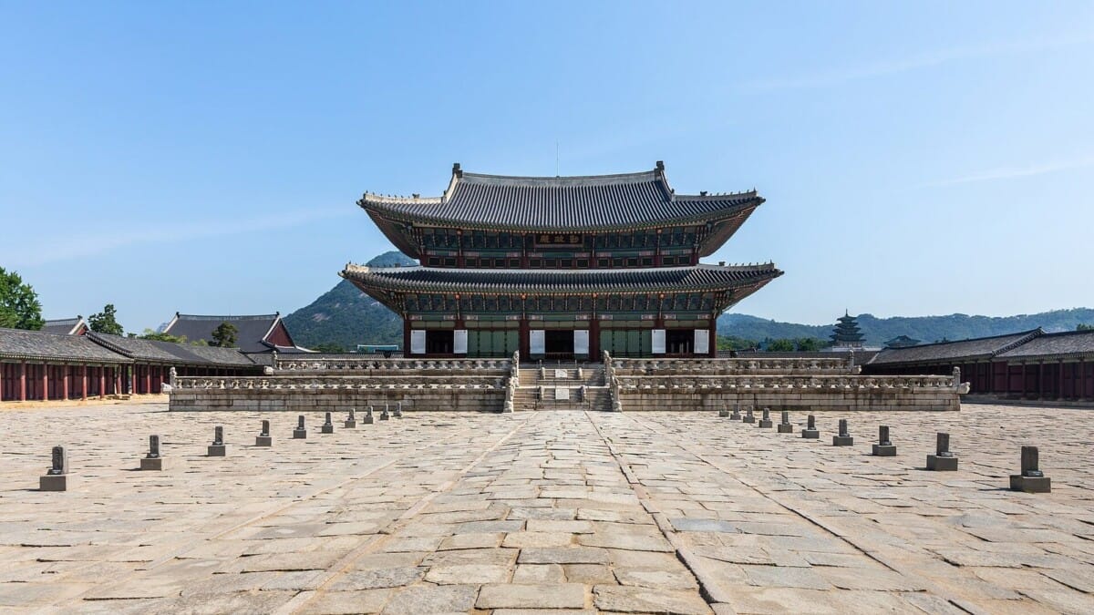 추석 연휴 무료 개방되는 경복궁 근정전 정면과 앞마당 박석