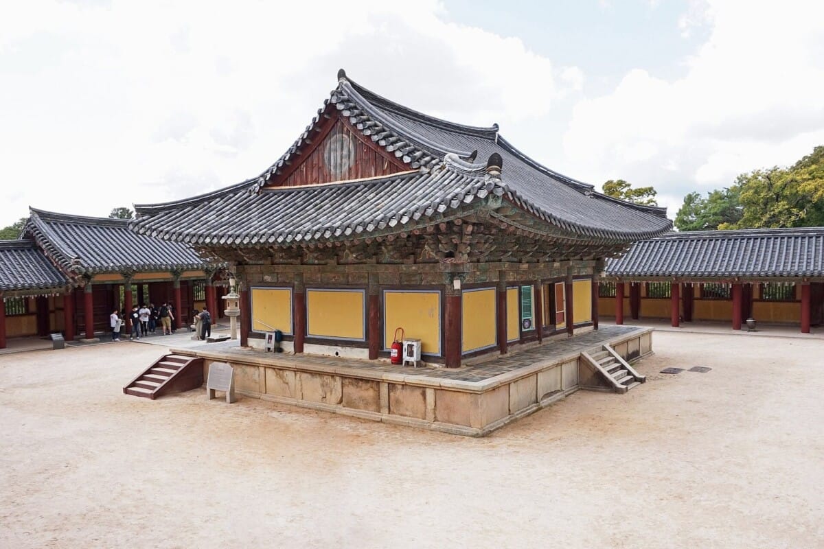 관람료가 무료인 경주 불국사 대웅전 건물과 마당