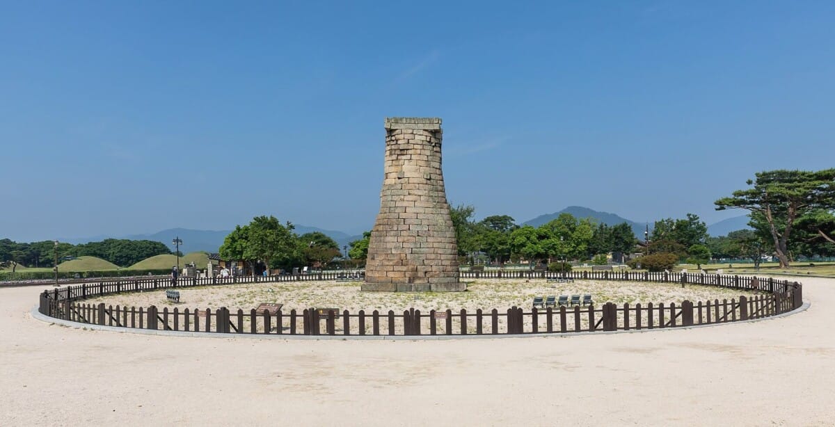경주 여행 코스의 중심인 첨성대와 뒤편 신라 고분군 전경