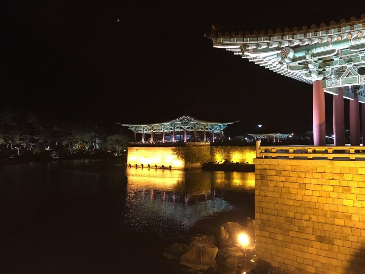 밤에 조명이 켜진 경주 동궁과 월지의 누각과 연못