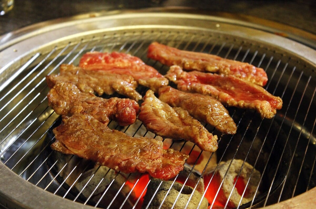숯불 위에서 구워지는 한우 구이용 소고기