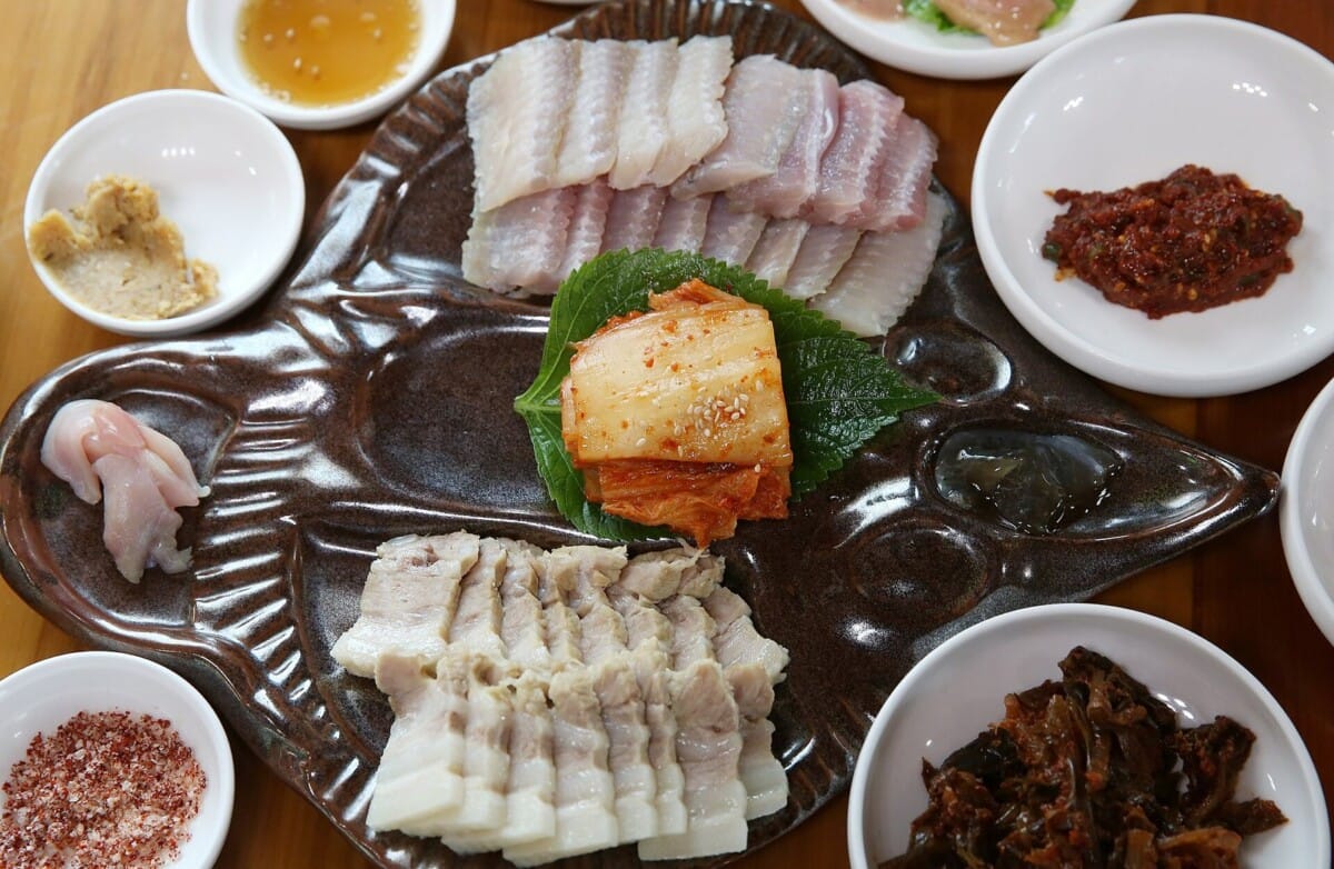 초장과 겨자, 밑반찬을 곁들여 차린 홍어삼합 한 상