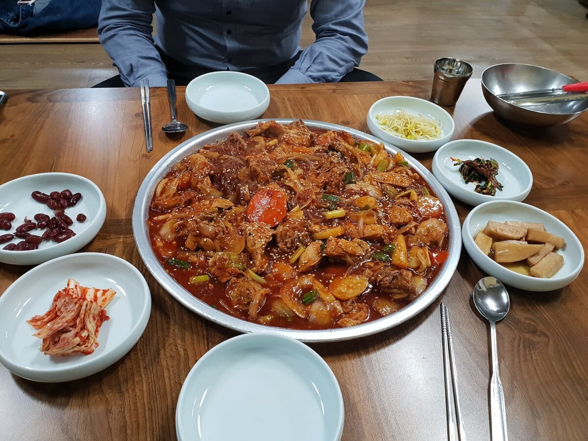 안동 먹거리의 대표 메뉴인 안동찜닭 한 상과 밑반찬