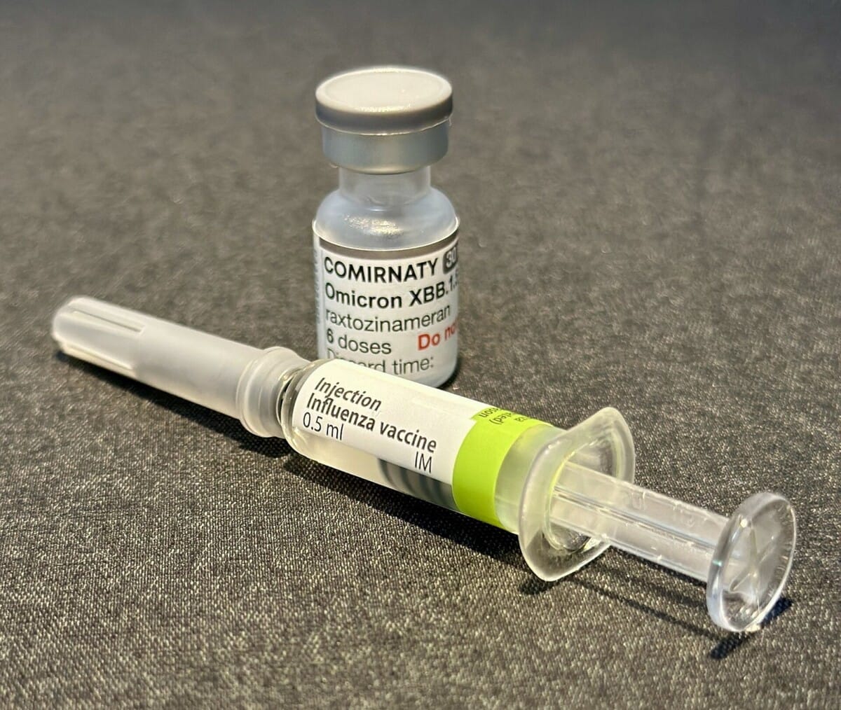 인플루엔자(독감) 백신이 담긴 0.5ml 주사기와 백신 바이알