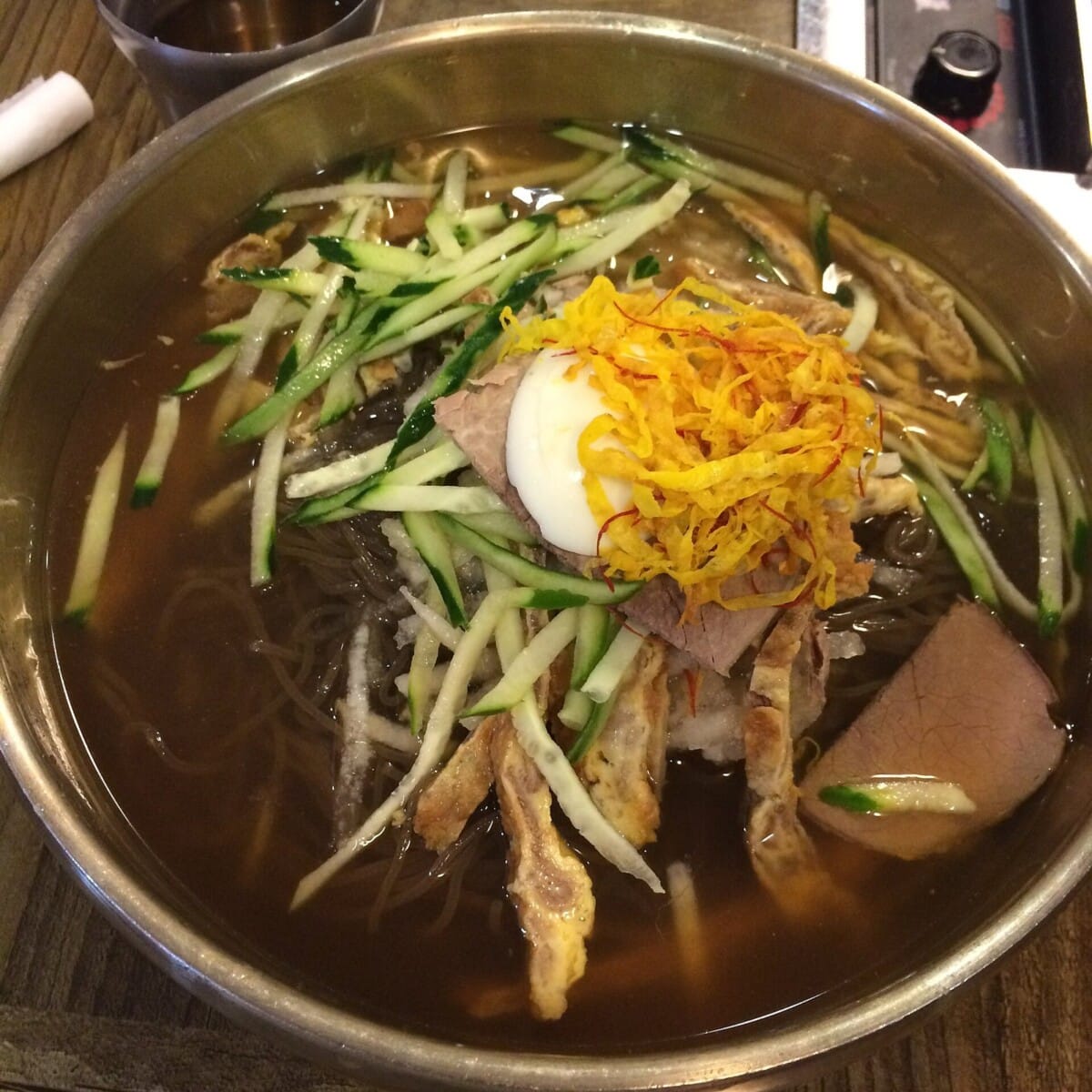 육전과 지단, 오이채를 올린 진주식 물냉면 한 그릇