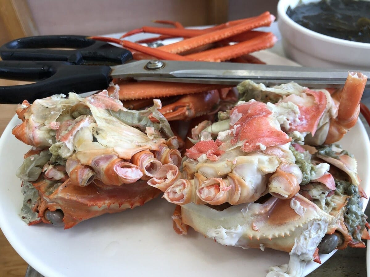 접시에 담긴 손질된 제철 꽃게찜