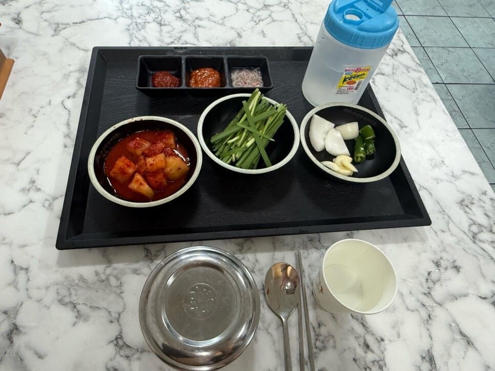 목포 국밥 맛집 마선생 얼큰국밥의 기본 반찬 — 깍두기, 부추, 마늘, 청양고추, 새우젓