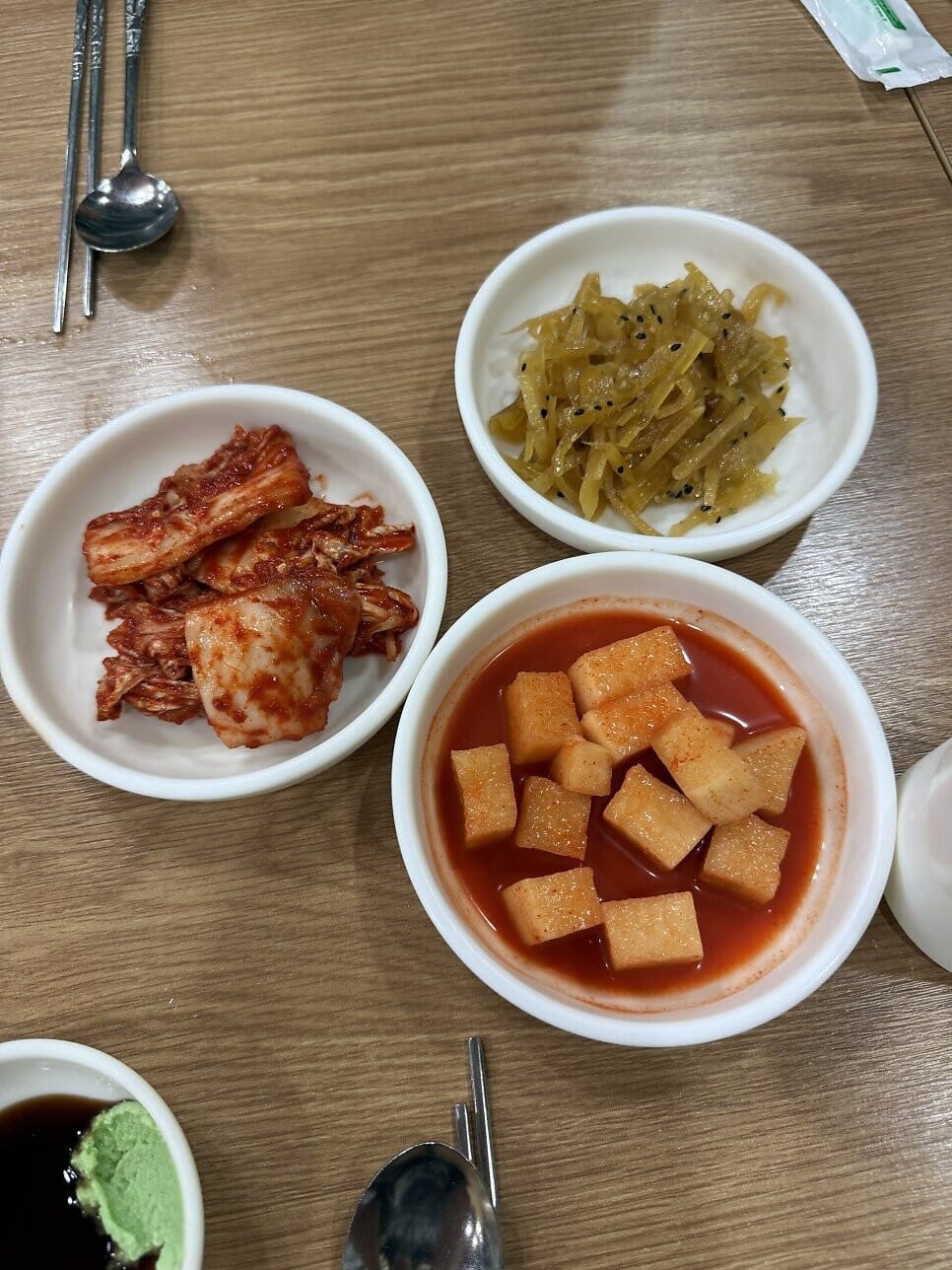 목포 등촌샤브칼국수 목포점 기본 반찬 김치 깍두기 장아찌 와사비 간장