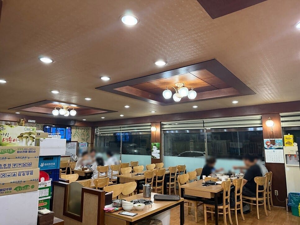 목포 등촌샤브칼국수 목포점 매장 내부 입식 테이블 홀