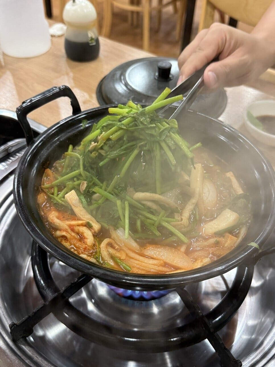 목포 등촌샤브칼국수 목포점 끓고 있는 얼큰한 미나리 샤브샤브