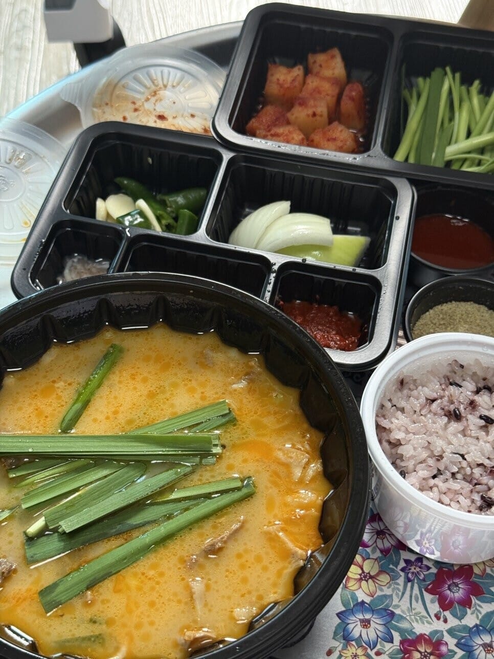 목포 마선생 얼큰국밥 모둠국밥에 부추를 듬뿍 넣은 모습
