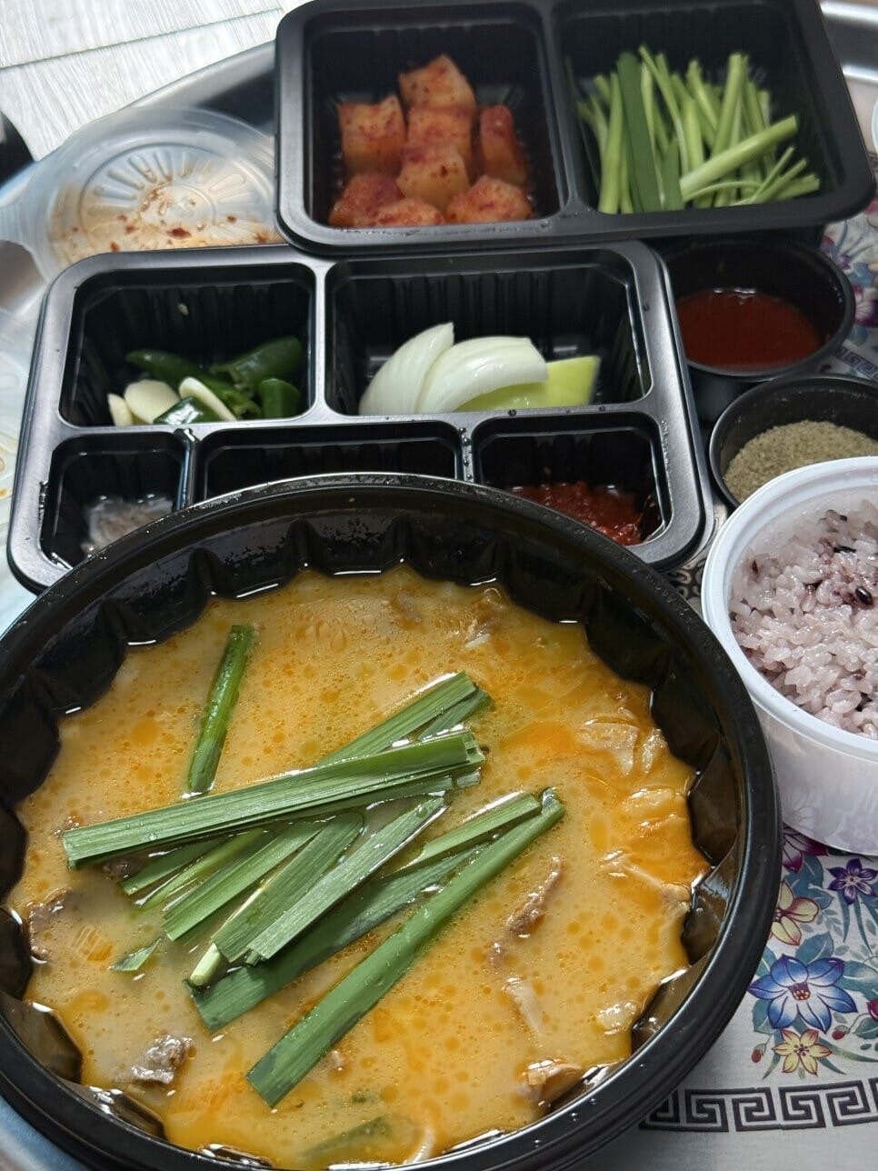 목포 마선생 얼큰국밥 모둠국밥에 들깨가루와 부추를 넣은 모습