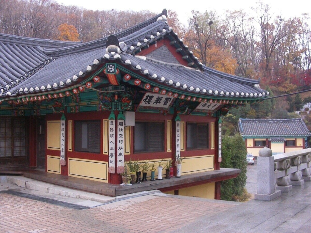 가을 단풍을 배경으로 한 서울 강북구 화계사 전각