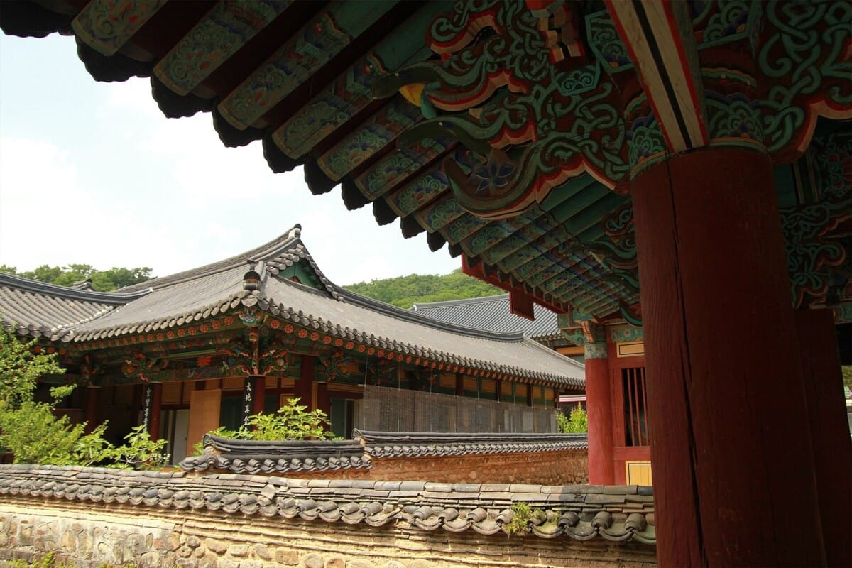 순천 송광사의 기와 지붕과 단청이 보이는 전각