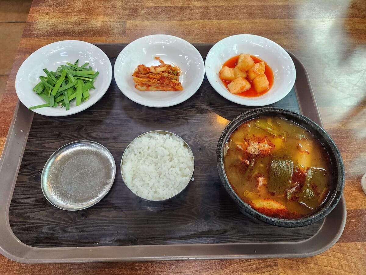 백년가게 맛집처럼 밥·국·반찬을 쟁반에 담아낸 한국 노포 백반 한 상