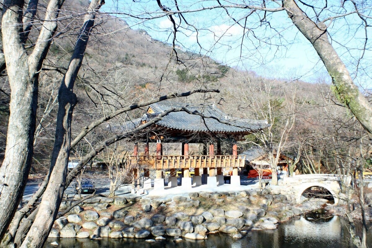 전남 장성 백양사 쌍계루와 연못, 뒤로 백학봉이 보이는 풍경