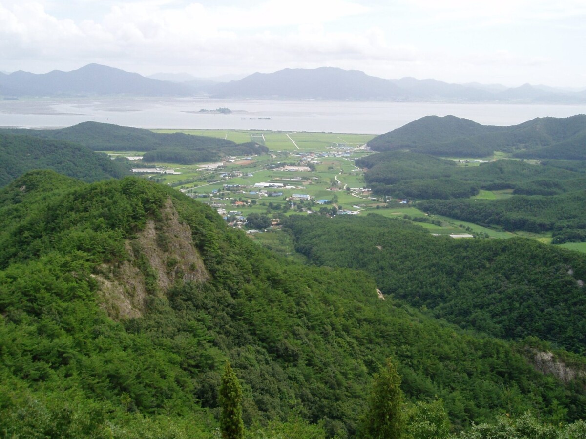 변산반도국립공원 능선에서 내려다본 부안 들녘과 서해 갯벌