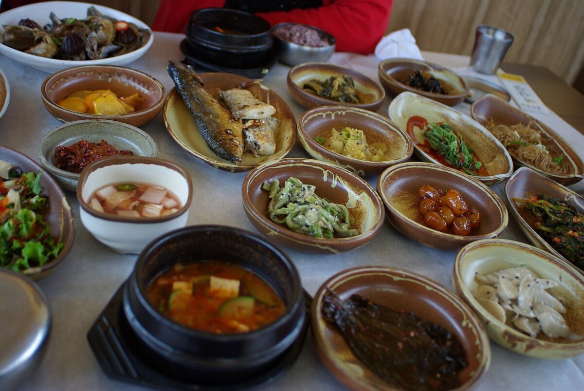 착한가격업소에서 흔히 볼 수 있는 한식 백반 상차림, 찌개와 반찬이 차려진 식당 테이블