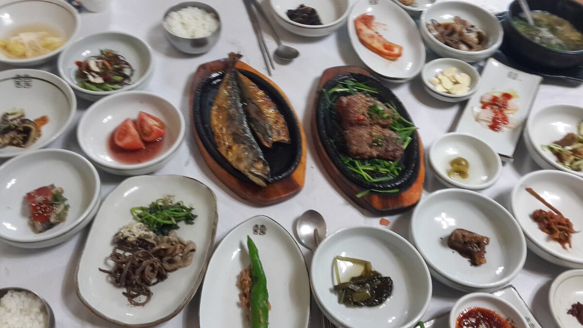 생선구이와 여러 반찬이 차려진 한식 정식 상차림