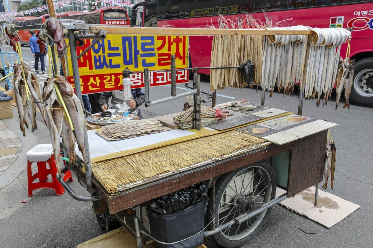국산 마른 갈치를 걸어 놓고 파는 한국 길거리 노점