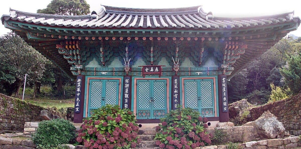 해남 달마산 미황사의 단청이 남은 전각과 돌계단