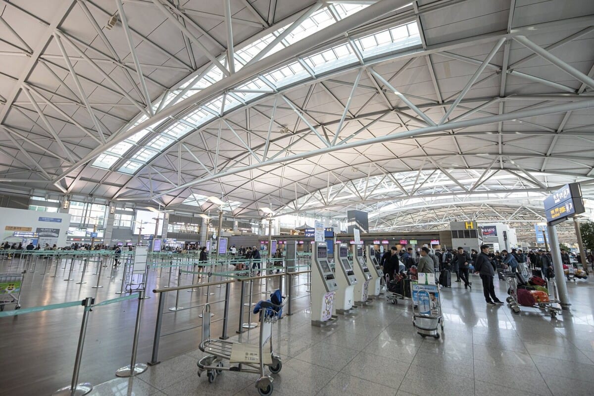 공항 출국장 셀프 체크인 기기와 탑승 수속 카운터