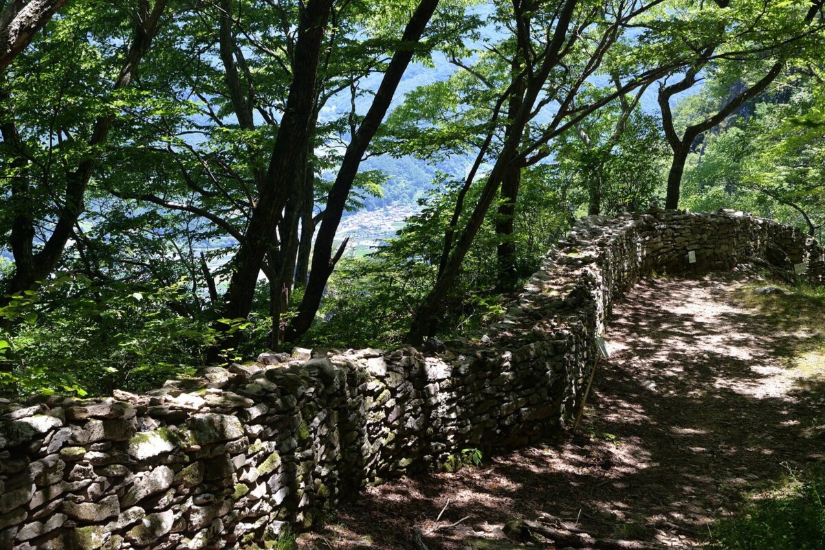 무주 적상산성의 돌로 쌓은 성벽과 그 옆으로 난 흙길 산책로