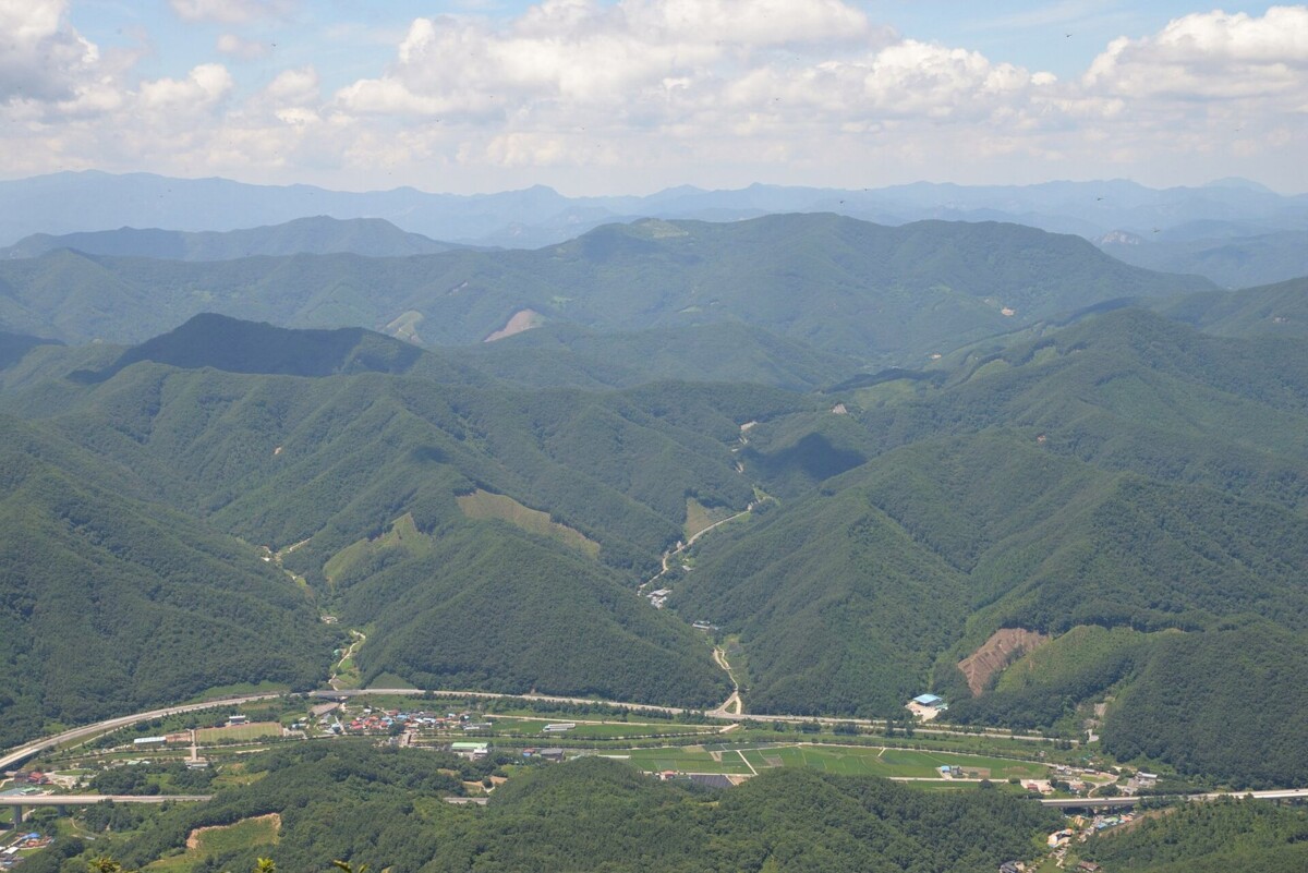 무주 적상산 정상부에서 내려다본 계곡과 마을, 겹쳐진 산줄기