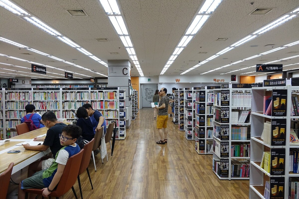 문화누리카드로 도서를 살 수 있는 서점 내부에서 책을 고르고 읽는 사람들
