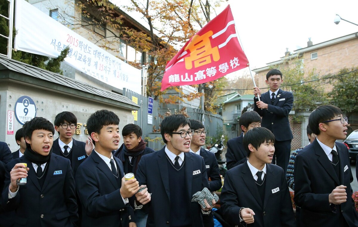 수능 당일 아침 시험장 앞에서 응원하는 고등학생들 — 2027학년도 수능은 11월 19일