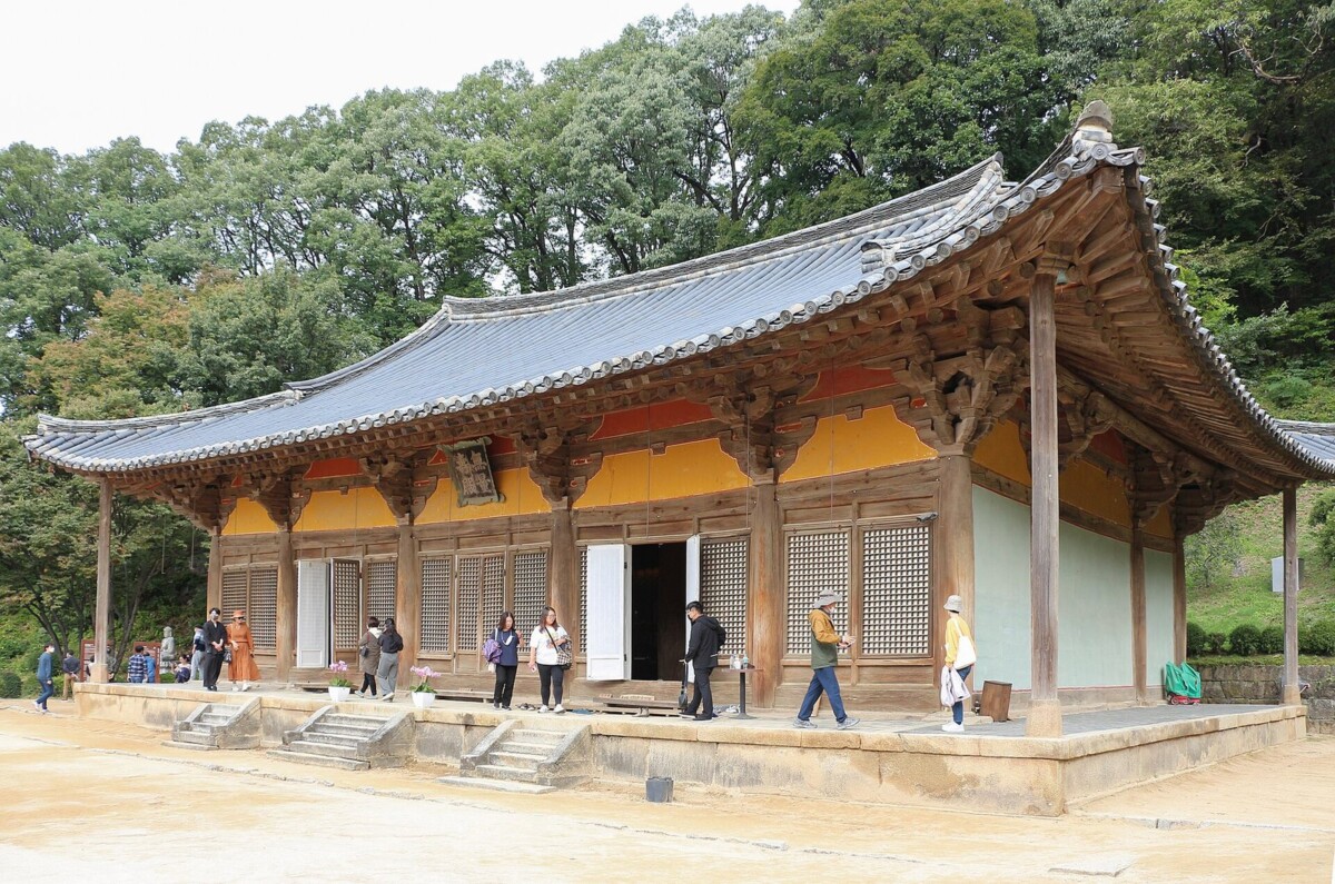 가을 여행 명소인 영주 부석사 무량수전 정면 전경